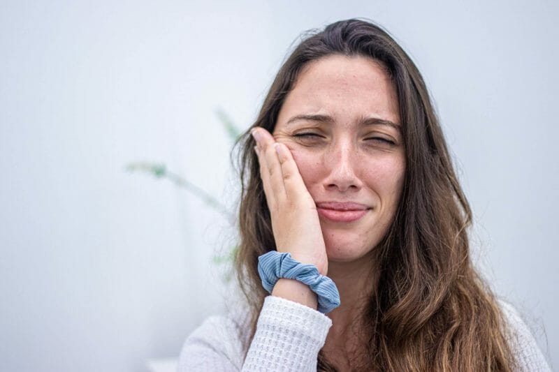 imagem de paciente com dor de dentes forte