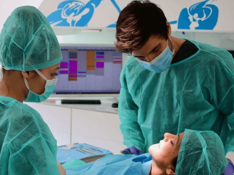 Imagem de paciente em consulta no Médico Dentista