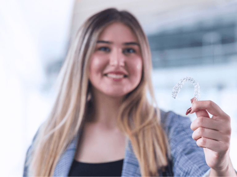 Imagem de paciente a sorrir - tratamento invisalign