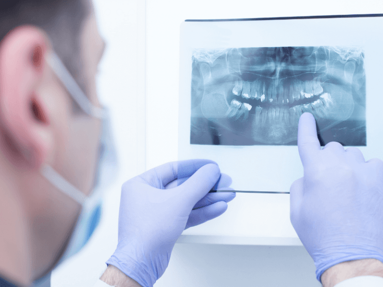 Imagem de Médico Dentista a analisar exame de um paciente
