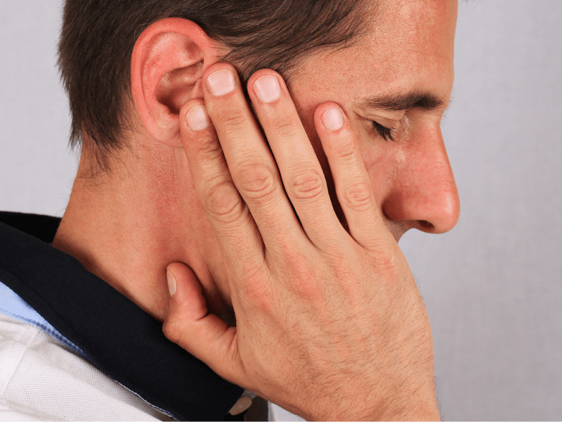 imagem de paciente a queixar de distúrbio na articulação temporomandibular