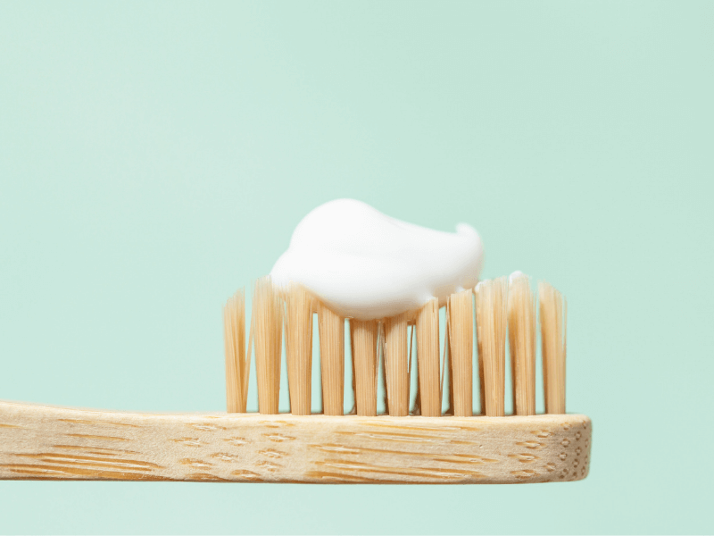 imagem de uma escova de dentes com pasta com flúor