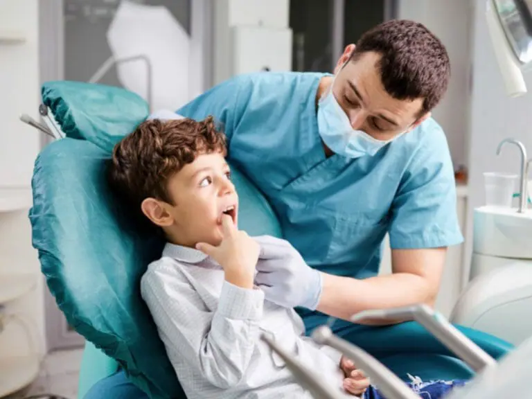 imagem de criança no dentista pediático