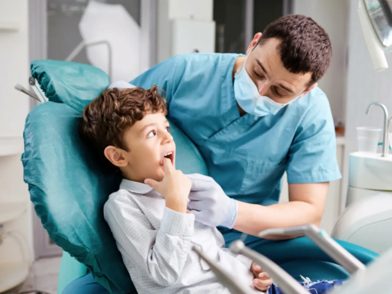 imagem de criança no dentista pediático